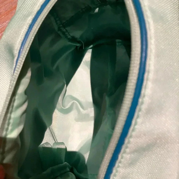 Clinique Ombré Green Polyester Cosmetics Makeup Bag - Picture 7 of 8